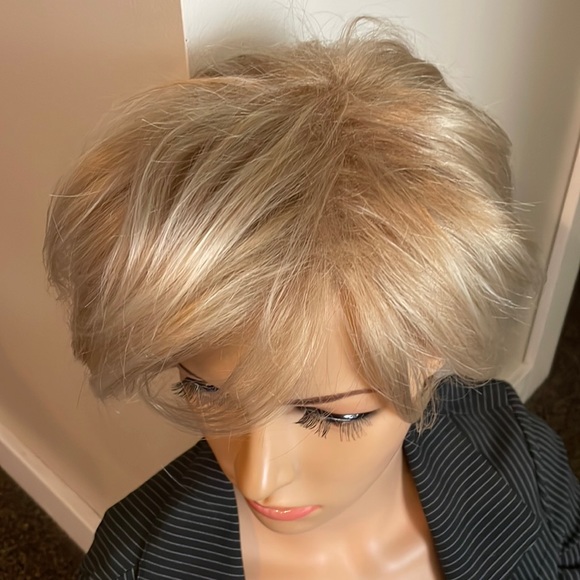 NWT 9” sassy blonde mix wig very short mens women’s unisex side or no parting - Picture 10 of 16